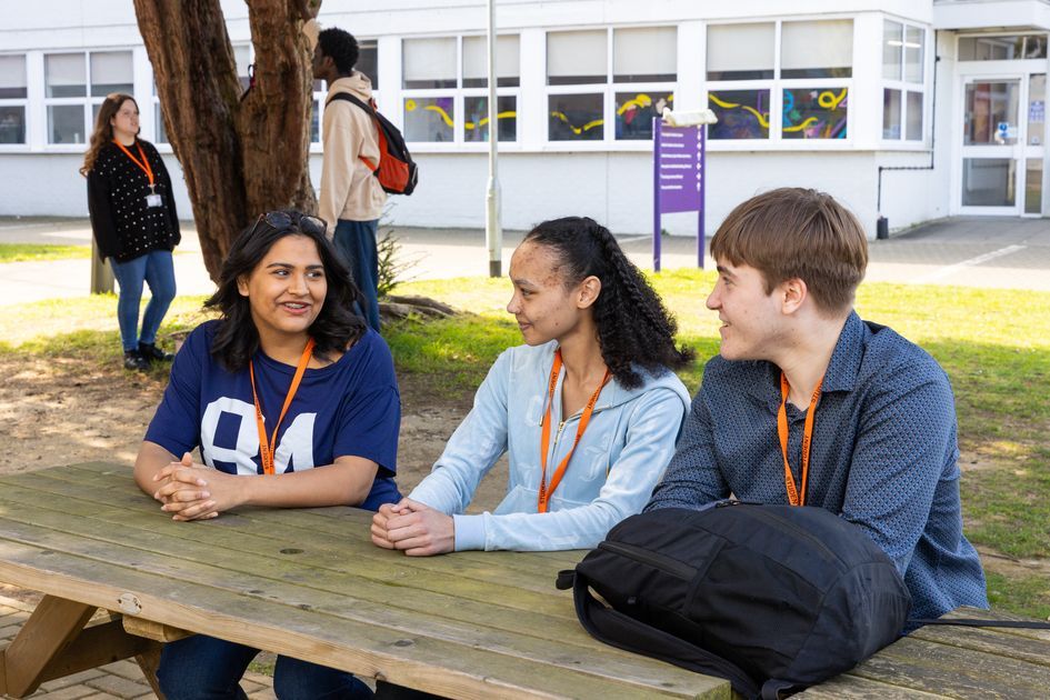 Dartford_LANDSCAPE_3_STUDENTS_SITTING_AROUND_A_BENCH_2025