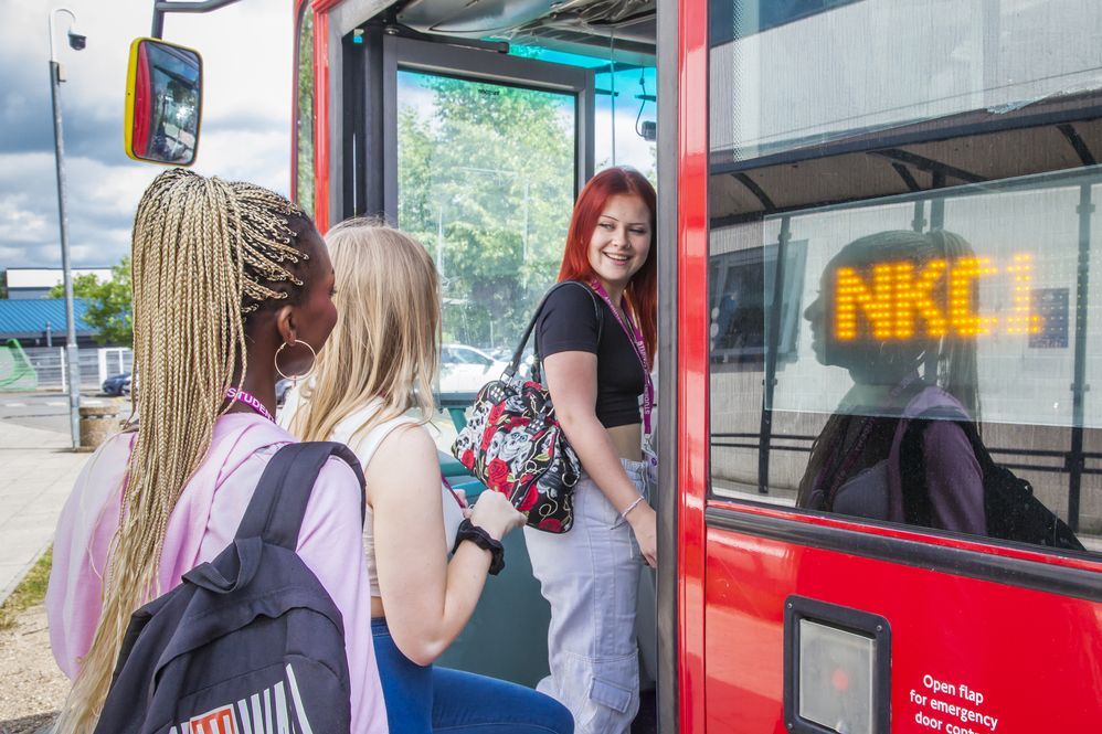 Dartford_Landscape_General_students_getting_on_bus