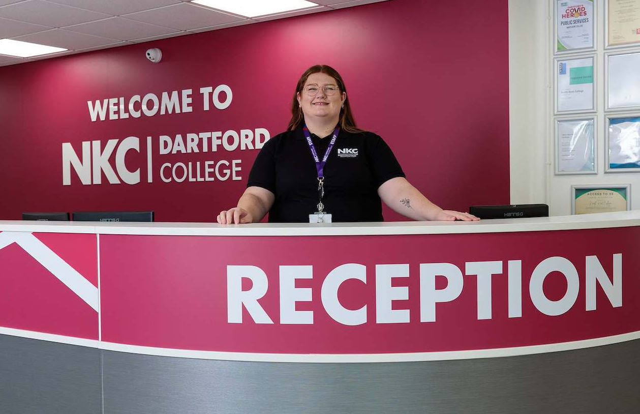 Dartford_Landscape_Reception_Receptionist