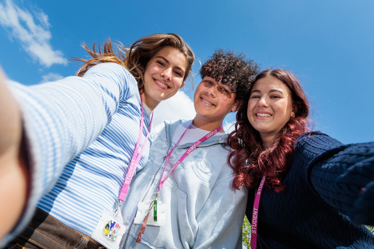 dartford-college-landscape-3-students-taking-selfie