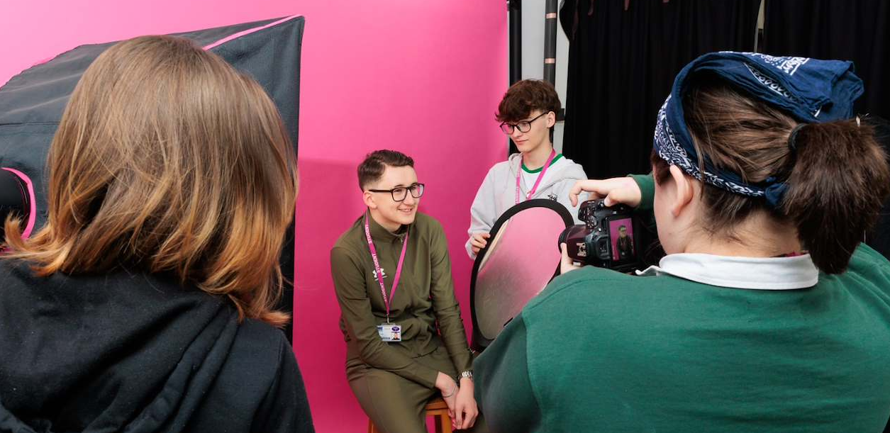 dartford-college-landscape-photography-student-photographing-student-with-students-fixing-lighting